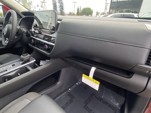 New 2025 Nissan Pathfinder SL image 9