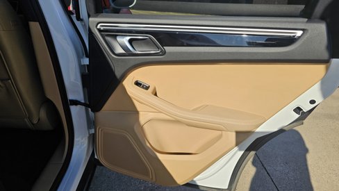Used 2018 Porsche Macan image 19
