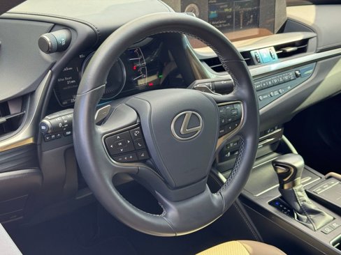 Used 2020 Lexus ES 300h w/ Premium Package image 17
