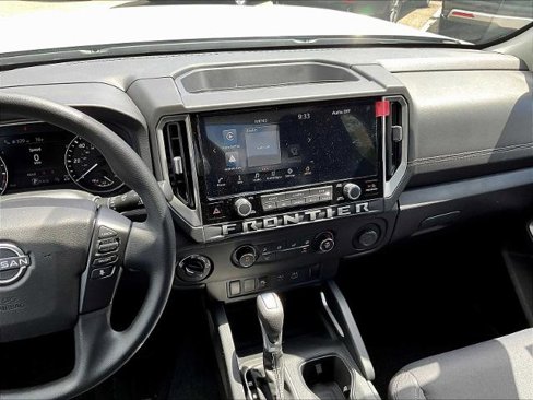 Certified 2025 Nissan Frontier SV image 18