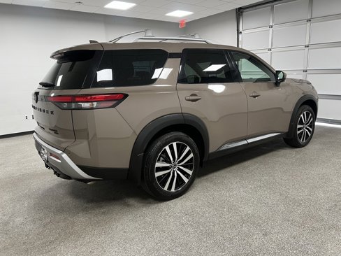 Used 2024 Nissan Pathfinder Platinum image 13