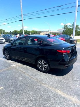 Used 2023 Nissan Versa SV image 3