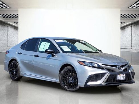 Used 2021 Toyota Camry SE image 2
