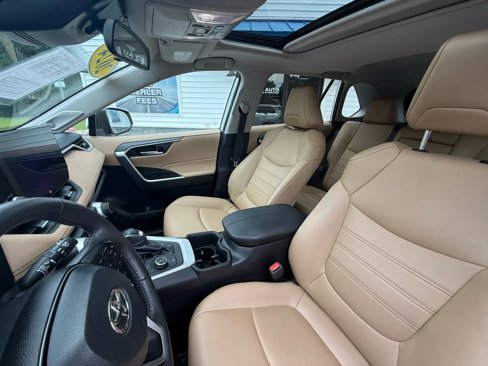 Used 2024 Toyota RAV4 XLE Premium image 16