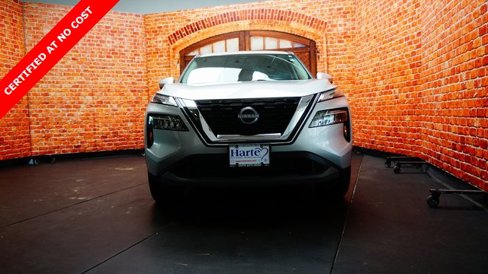 Used 2023 Nissan Rogue SV image 2