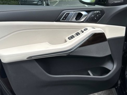 New 2026 BMW X7 M60i w/ Executive Package image 18