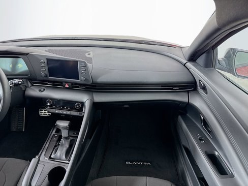 Certified 2025 Hyundai Elantra Sport image 22