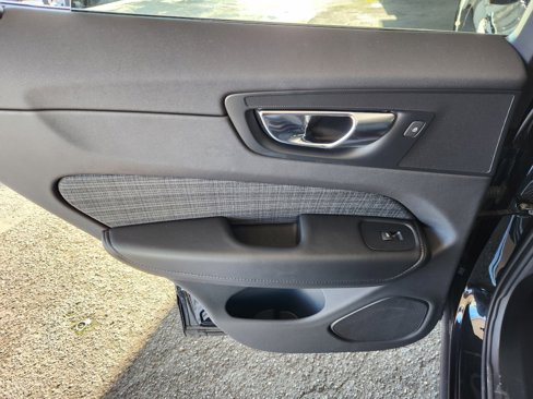 Used 2022 Volvo XC60 B5 Momentum image 15