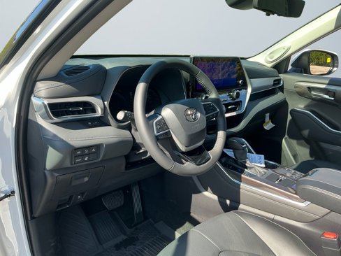 New 2025 Toyota Highlander Platinum image 10