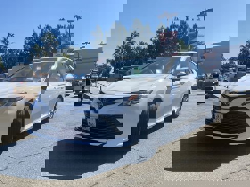Used 2018 Toyota Camry LE image 3