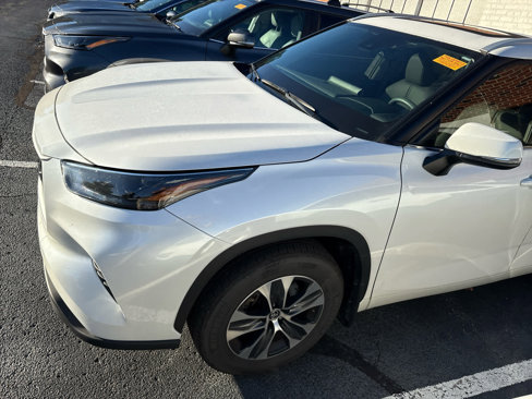 Used 2025 Toyota Highlander XLE image 2