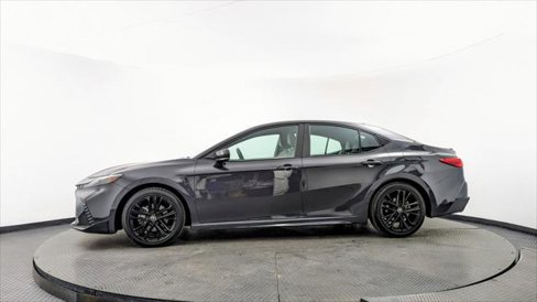 Used 2025 Toyota Camry SE image 3