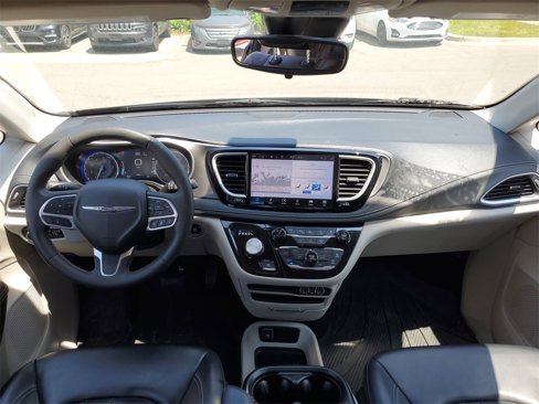 Used 2023 Chrysler Pacifica Touring-L image 28