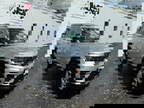 Used 2024 Jeep Grand Cherokee Laredo image 1