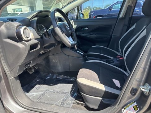 Used 2021 Nissan Versa SV image 3