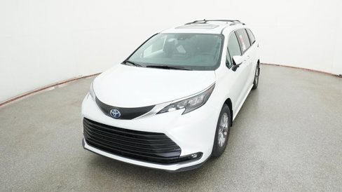 New 2025 Toyota Sienna XLE image 3