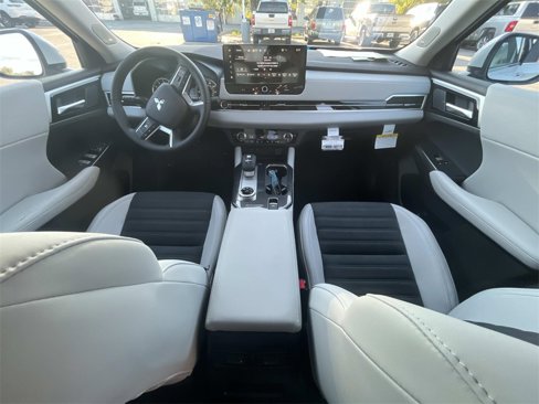 New 2025 Mitsubishi Outlander SE image 19