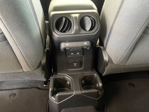 Used 2025 Jeep Wrangler Sahara image 23