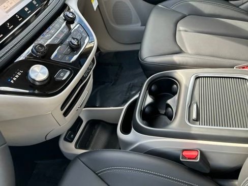 New 2024 Chrysler Pacifica Touring-L image 24