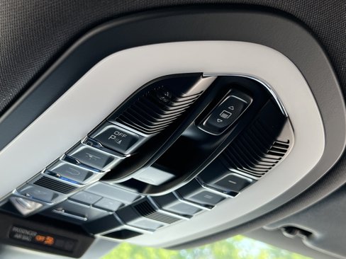 New 2025 Porsche Macan S image 28