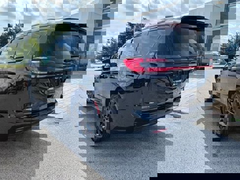 New 2025 Chrysler Pacifica Limited image 8