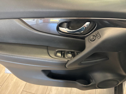 Used 2018 Nissan Rogue S image 26