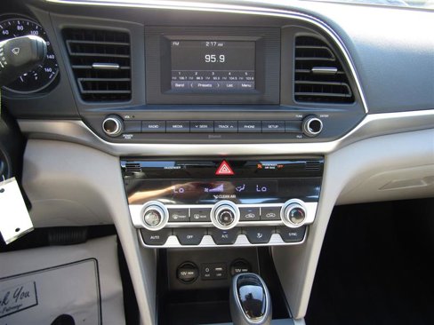 Used 2020 Hyundai Elantra SE image 18