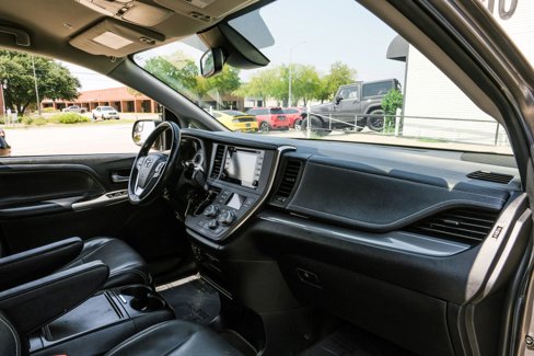 Used 2019 Toyota Sienna SE image 11