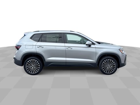 Certified 2025 Volkswagen Taos SE image 9