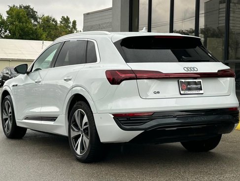 Used 2024 Audi Q8 e-tron Premium Plus w/ Premium Plus Package image 8