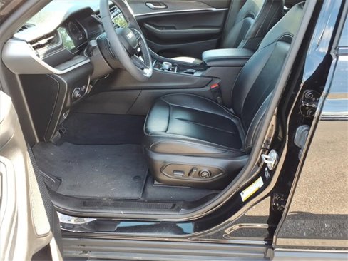 Used 2024 Jeep Grand Cherokee L Limited image 11