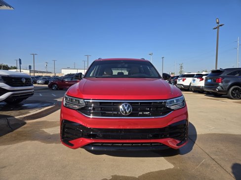 Used 2024 Volkswagen Tiguan SE R-Line image 3
