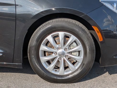 Used 2018 Chrysler Pacifica Touring-L image 10