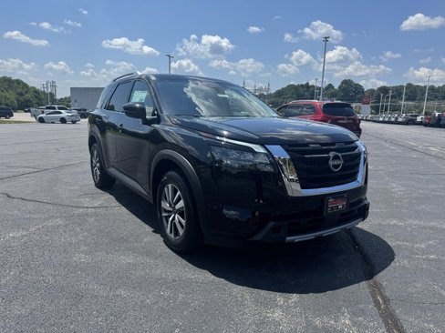 New 2025 Nissan Pathfinder SL image 1