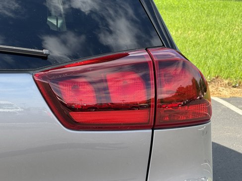 Used 2022 Kia Niro LXS image 12