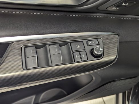 Used 2022 Toyota Venza XLE image 19