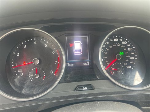 Used 2021 Volkswagen Tiguan SE w/ Panoramic Sunroof Package image 9