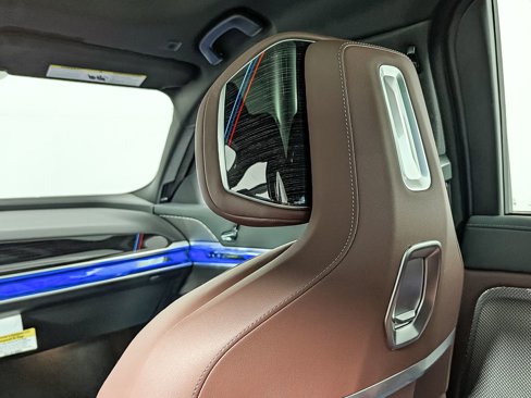 New 2026 BMW 750e xDrive w/ Premium Package image 18