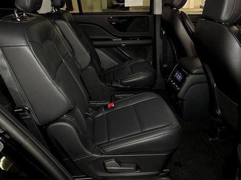 Certified 2025 Lincoln Aviator AWD image 12