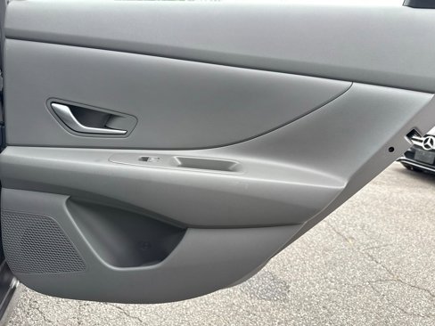 Used 2021 Hyundai Elantra SE image 29