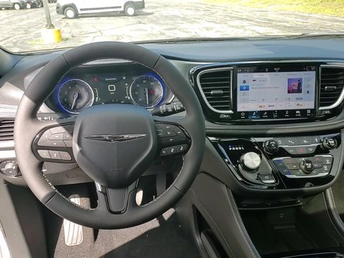 New 2026 Chrysler Pacifica Limited image 24