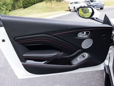 Used 2021 Aston Martin V8 Vantage Coupe image 17