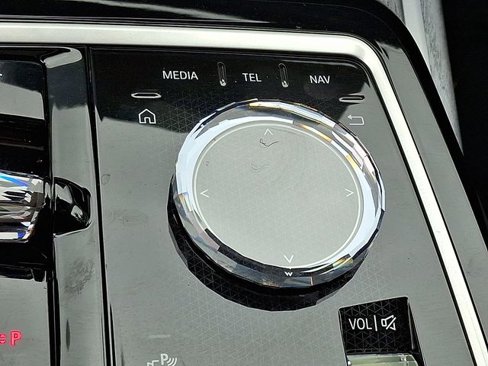 Used 2025 BMW 740i xDrive image 25