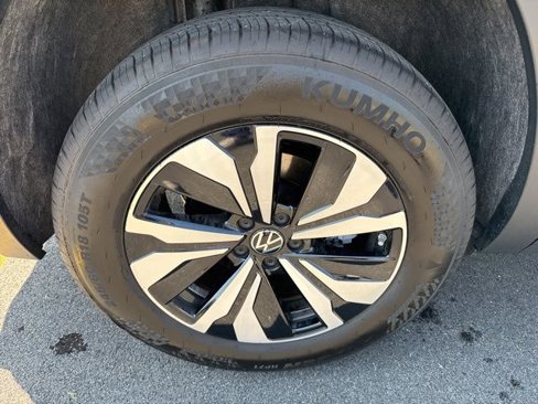 Certified 2025 Volkswagen Atlas SE image 31