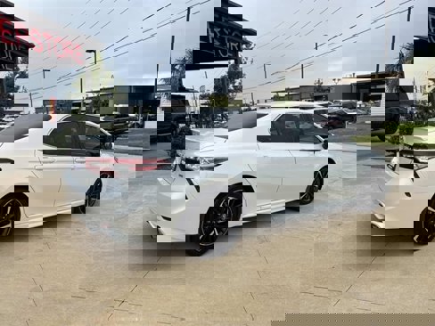 Used 2018 Toyota Camry XSE image 8