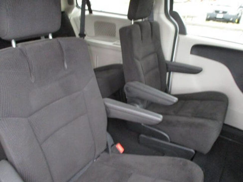 Used 2016 Dodge Grand Caravan SE image 31