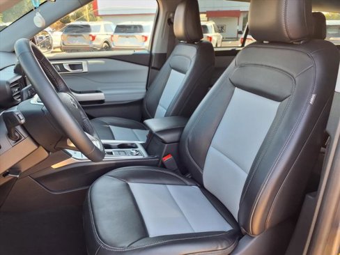 Certified 2023 Ford Explorer XLT w/ Equipment Group 202A image 4