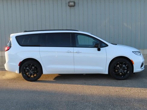 New 2026 Chrysler Pacifica Limited image 2
