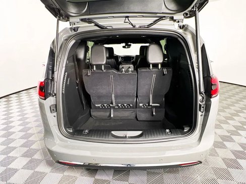 New 2025 Chrysler Pacifica Select image 26