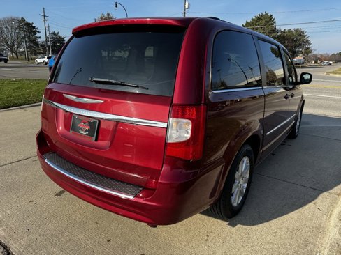 Used 2015 Chrysler Town & Country Touring image 5